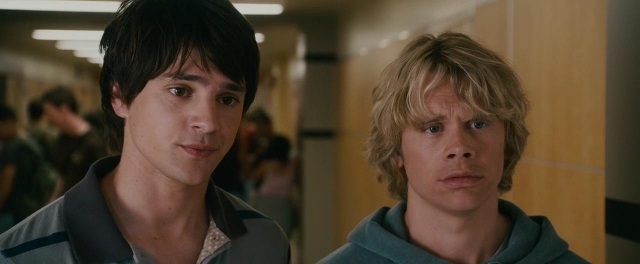 Эрик Кристиан Олсен. В комедии "Зажги этим летом!" 31-летний актер играет старшеклассника (на фото справа).