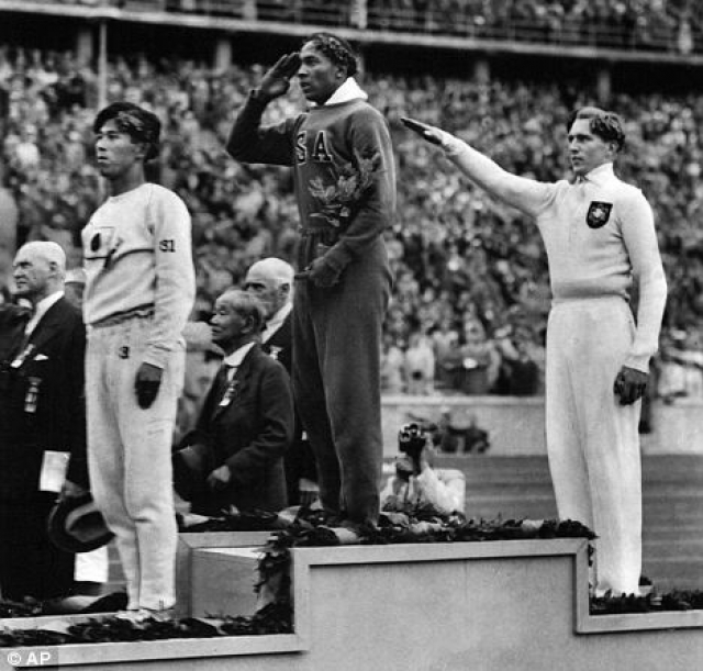 Джесси Оуэнс, успешный афроамериканский олимпиец, очень удивился, получив от Гитлера подарок после своего выступления на Олимпийских играх 1936 года: диктатор отправиле му свое фото. Президент Рузвельт даже не послал поздравительную телеграмму.