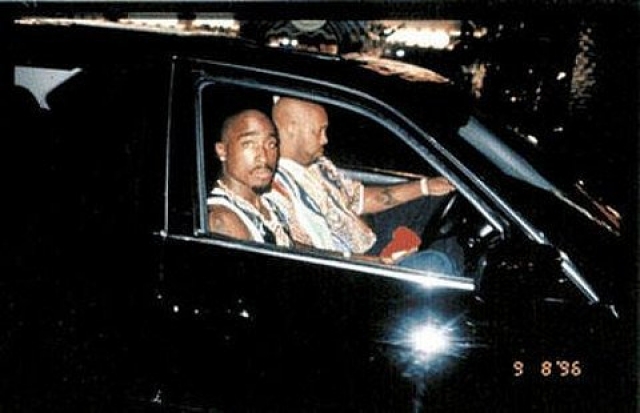На этом фото рэпер Тупак Шакур сидит со своим менеджером в машине, в котором он будет застрелен из проезжающего мимо автомобиля 13 сентября 1996 года.