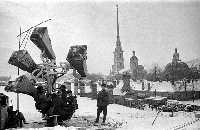 Артиллеристы-зенитчики ведут наблюдение в одном из районов Ленинграда.