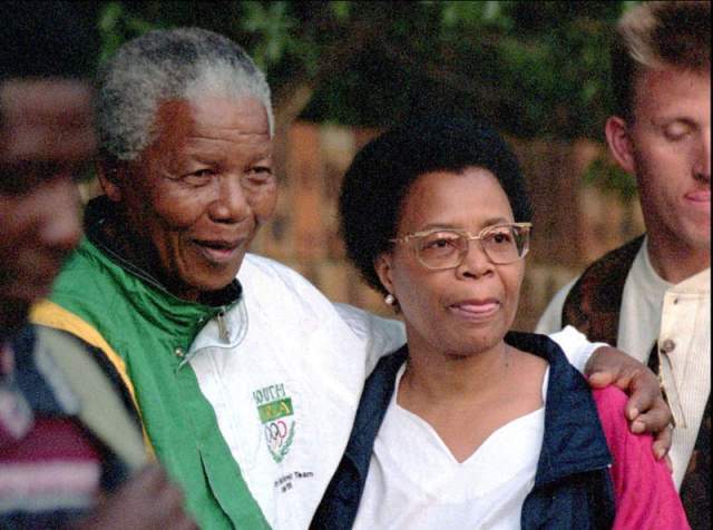 Правда, при этом Мандела постоянно твердил, что у него уже не тот возраст, чтобы жениться. Вдова президента Мозамбика тоже стремилась под венец, поскольку такой отчаянный шаг мог быть неправильно понят мозамбикским народом, который предпочитал держать ее за вдову национального героя.