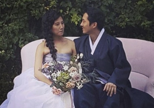 Актер Стивен Ён, покинув сериал "Ходячие мертвецы", нашел время для личной жизни и сыграл свадьбу.