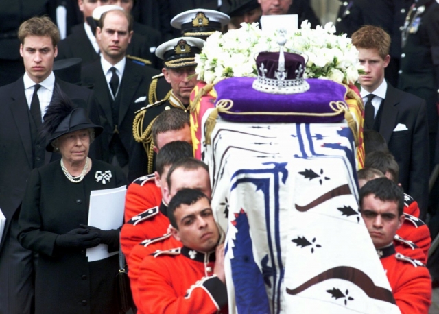 Королева Елизавета. 101-летняя королева-мать скончалась в 2002 году, а для ее проводов организовали очень пышные похороны в Вестминстерском аббатстве.