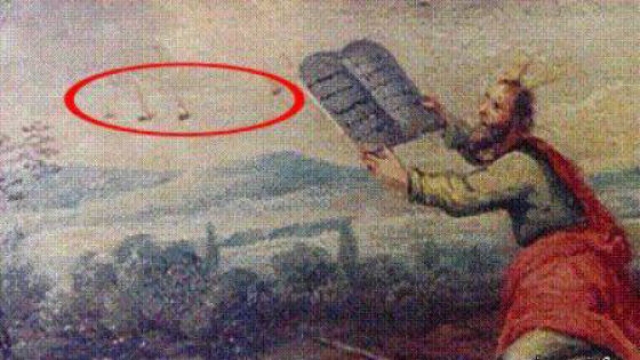 На фреске неизвестного автора Моисей получил скрижали и три объекта в небе видны неподалеку от него.
