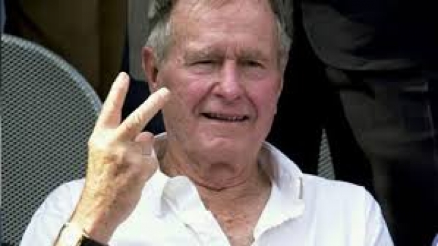 Достойным своего сына оказался и Джордж Буш-старший. Проезжая на лимузине по австралийской столице, бывший президент США показал демонстрантам знак "Victory". После этого разгневанная толпа ответила ему тем же. Только спустя время Буш узнал, что для местных жителей этот знак – оскорбление, и принес извинения австралийцам.