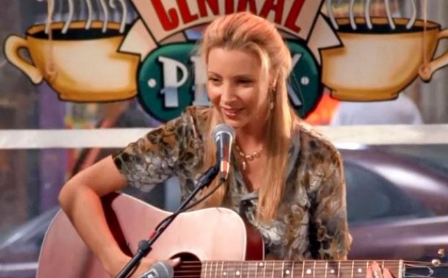 Лиза Кудроу (53 года). В сериале актриса воплотила образ хиппующей массажистки, исполняющей странноватые песни под гитару. Именно за эту роль она получила "Эмми".