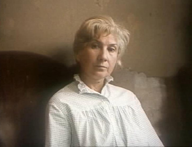 Людмила Аринина , род. в 1926 году. Актриса известна ролью бабушки в культовом фильме “Гостья из будущего”, а также драматическим ролям.