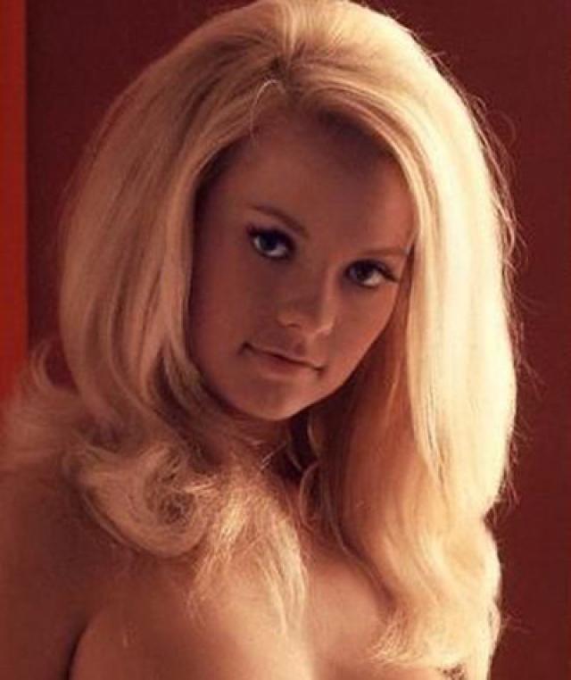 Карен Кристи стала девушкой месяца в выпуске за декабрь 1971 года.