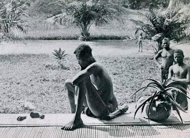 Печальный отец. При беглом взгляде в этом снимке с задумчивым африканцем нет ничего необычного, но присмотревшись, можно заметить, что перед мужчиной лежат отрубленные детские стопа и кисть.