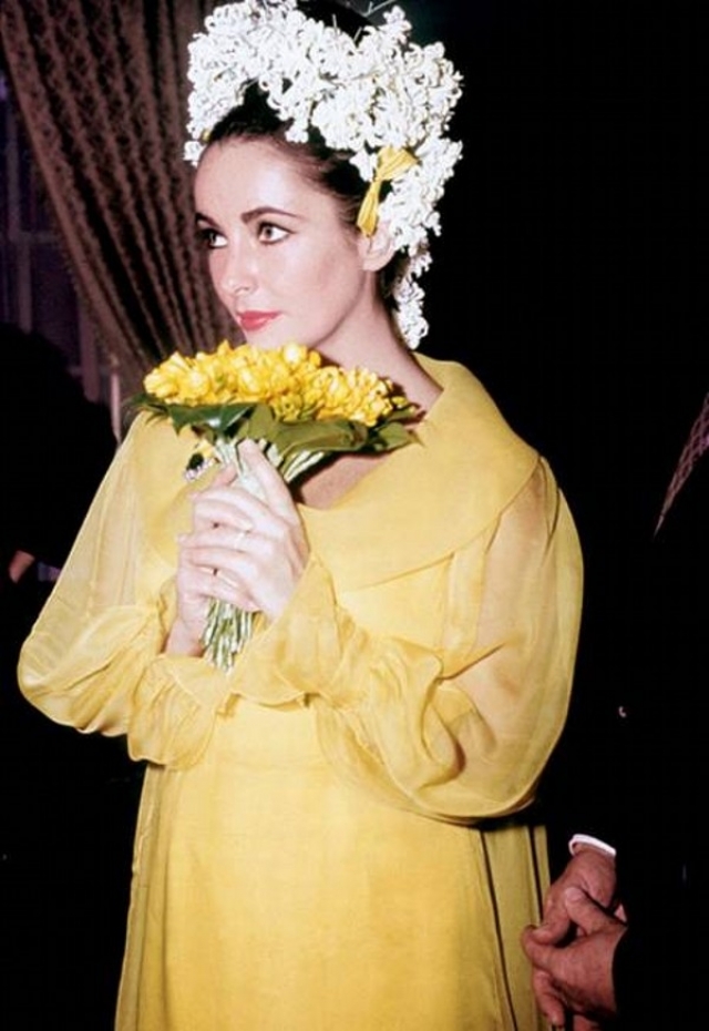 Элизабет Тейлор. На пятое бракосочетание из восьми актриса надела странноватый наряд желтого цвета.