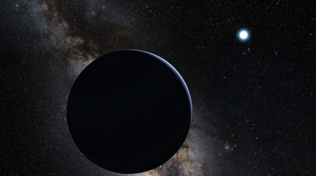 Черная планета. В 2006 году астрономы обнаружили черную экзопланету, поверхность которой отражает менее 1% света звезды, вокруг которой вращается. При этом она всегда повернута к звезде одной стороной.