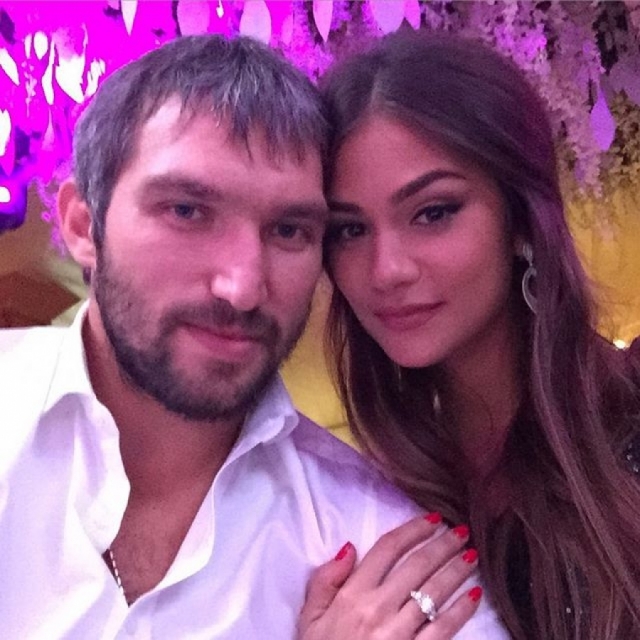 В октябре 2015 спортсмен опубликовал снимок с невестой, на пальчике которой блестит кольцо с роскошным бриллиантом.