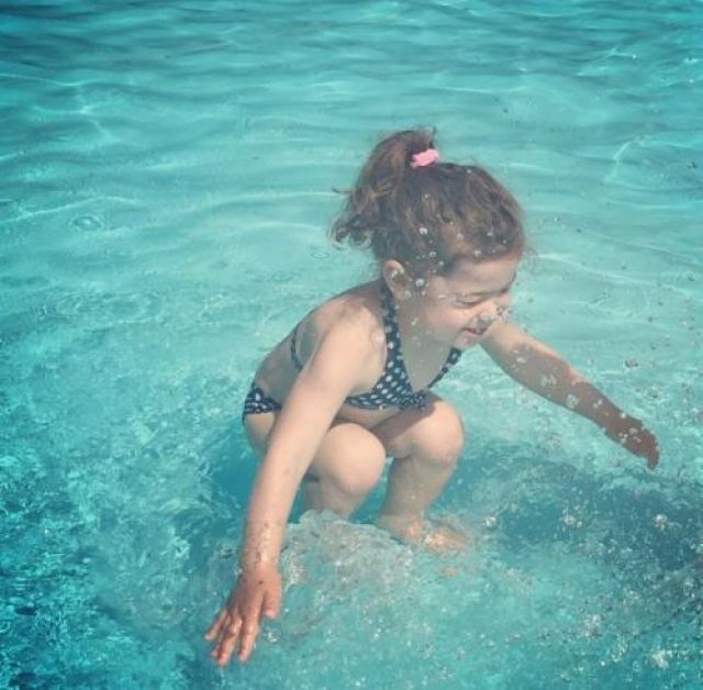 Под водой или над водой?  4,250,363 просмотров Комментарий к снимку: «Эта девочка выглядит так, словно она и прыгает в воду, и одновременно находится под водой».