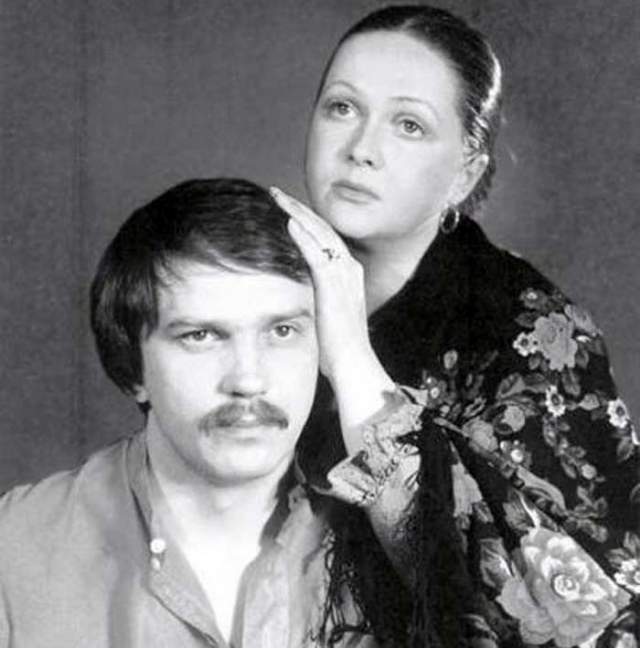 В 1979 году во время работы над звёздным спектаклем "Леди Макбет Мценского уезда" Гундарева сблизилась со сценическим партнёром по роли Виктором Корешковым. После короткого и бурного романа они поженились, но брак вскоре распался.