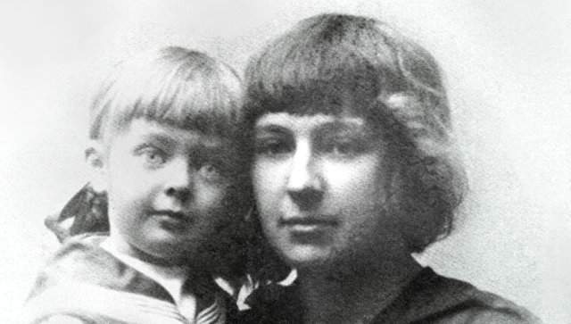 Марина Цветаева. Первая дочь поэтессы, Ариадна, родилась в 29 января 1912 года. Девочка росла не по годам развитой, рано научилась читать и писать, сочинять стихи, поэтому Марина в ней души не чаяла.