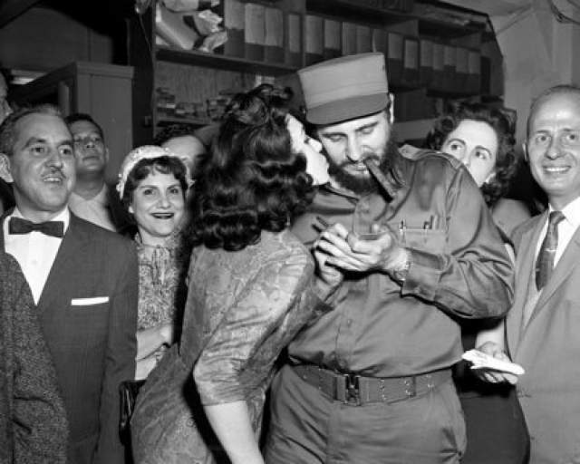 Фидель Кастро  Большинство мужчин в этом списке добивались своих женщин при помощи обаяния, денег и славы, но не Кастро.