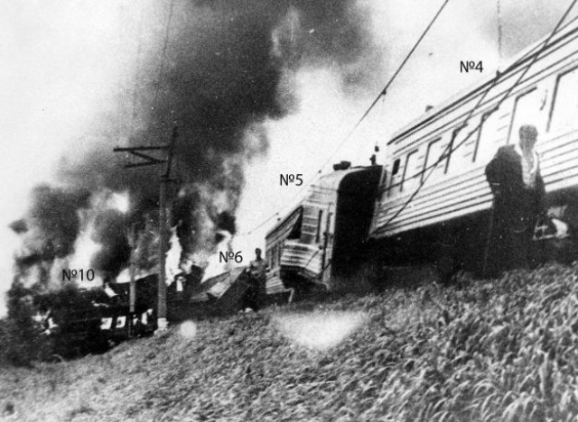 Крушение поезда "Аврора". 16 августа 1988 года на перегоне Березайка — Поплавенец Бологовского отделения Октябрьской железной дороги произошло крушение скоростного пассажирского поезда № 159 "Аврора".