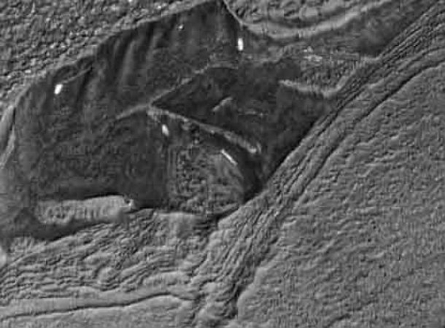 На фотографиях камеры, установленной на борту космического аппарата Mars Reconnaissance Orbiter, также были найдены необычные “постройки”.