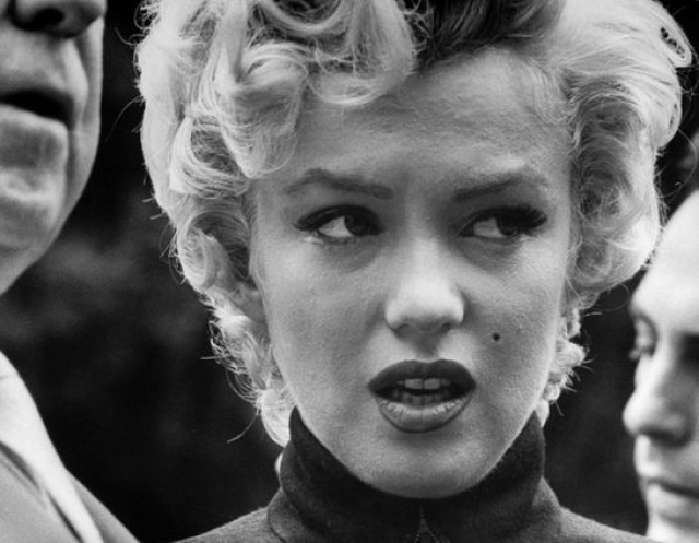 Мэрилин Монро стала первой знаменитостью, которая призналась в том, что была жертвой сексуального насилия. В 1953 году она рассказала о том, что когда в девятилетнем возрасте она попала в приемную семью, ее изнасиловал взрослый мужчина.