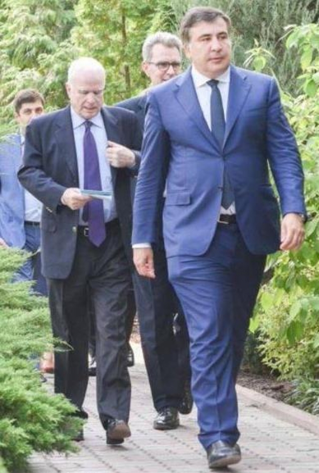 При этом костюмы "не по размеру" довольно частое явление в гардеробе бывшего президента Грузии.
