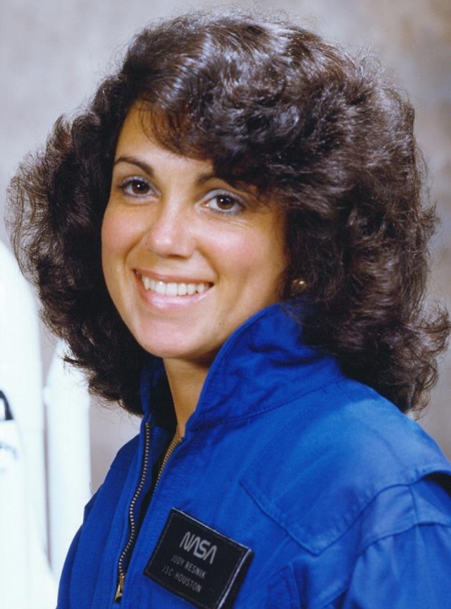 Научный специалист - 36-летняя Джудит А. Резник . Инженер и астронавт NASA. Провела в космосе 6 дней 00 часов 56 минут. Для нее это был второй полет в космос.