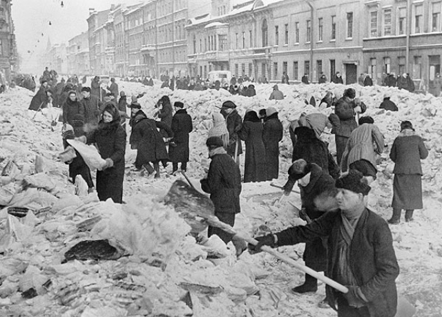Ленинградцы расчищают улицы города после первой блокадной зимы. 8 марта 1942 года.