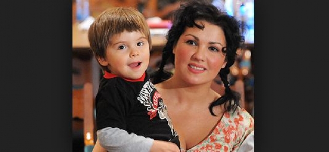 Анна Нетребко. В 2008 году известная российская оперная дива родила первенца. Когда Тьяго исполнилось три года, у него диагностировали "аутизм".