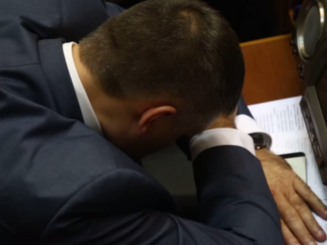 Депутата Верховной Рады Юрия Мирошниченко, представляющего "Оппозиционный блок", сморило в ходе первого заседания нового состава украинского парламента в 2015 году. 