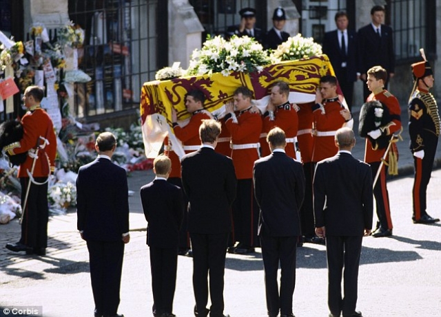 Принцесса Диана. Супруга принца Чарльза Уэльского и любимица англичан и людей по всему миру погибла в 1997 в автокатастрофе в Париже. На пышные похороны потратили $7,7 млн (11,8 млн на сегодняшний день).