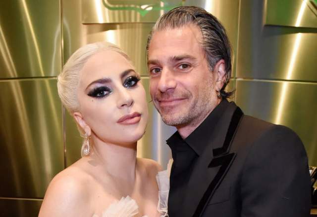 Леди Гага (32) и Кристиан Карино (50). Певица всегда хотела сыграть свадьбу зимой, но из-за церемоний награждений ("Грэмми", "Золотой глобус", "Оскар") торжество пришлось перенести. 