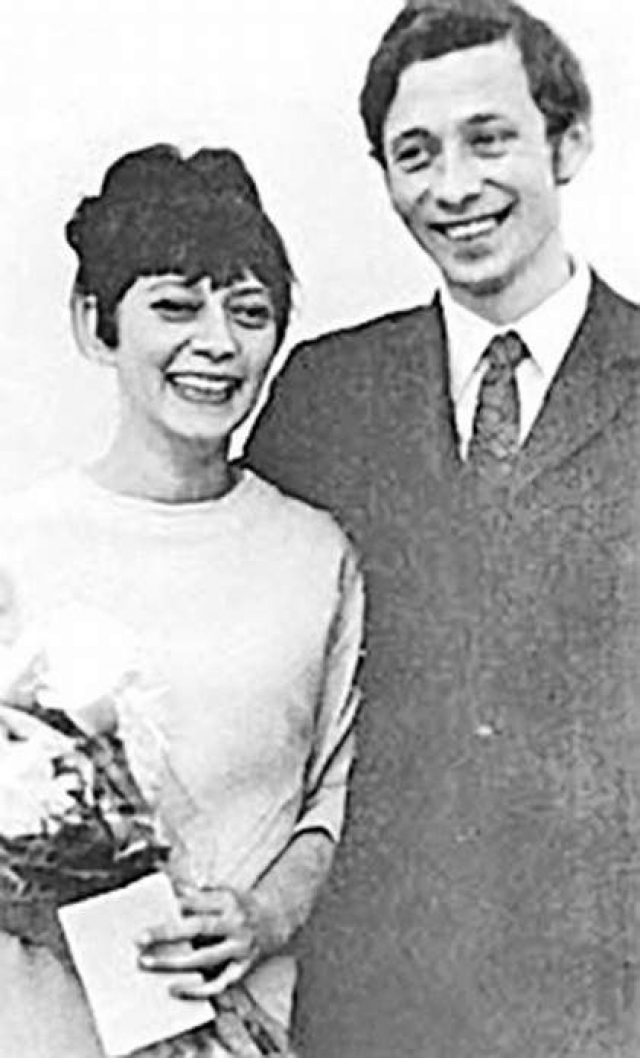 Олег Даль и Елизавета Эйхенбаум стали супругами в ноябре 1970 года и прожили вместе десять трудных, но счастливых лет.