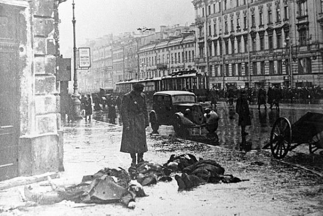 На Невском проспекте после обстрела немецкой артиллерией.