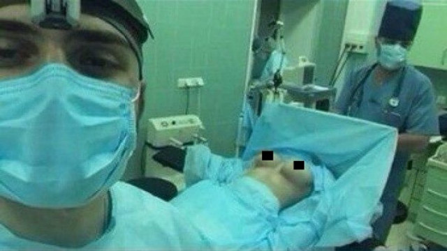 Киевский пластический хирург Эдгар Каминский снимался на фоне пациенток по их же согласию, вызвал раздражение многих пользователей, опубликовав селфи на фоне полуголых клиенток под наркозом.