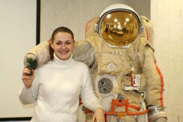 Елена окончила Московский авиационный институт и отправилась работать в Центр управления полетами. Поставив перед собой цель полета в космос, она постепенно повышала квалификацию, пока в 2009 году не стала космонавтом-испытателем.