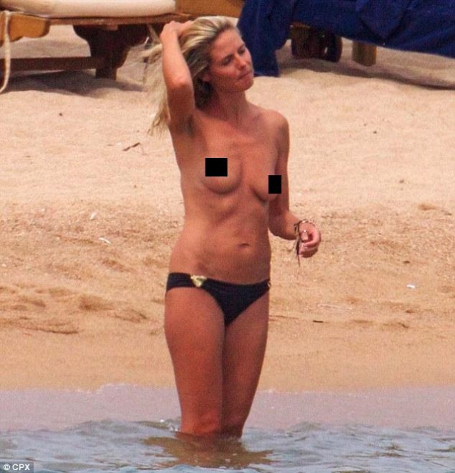 43-летняя супермодель Хайди Клум легко может показаться на пляже, сняв верх от купальника.