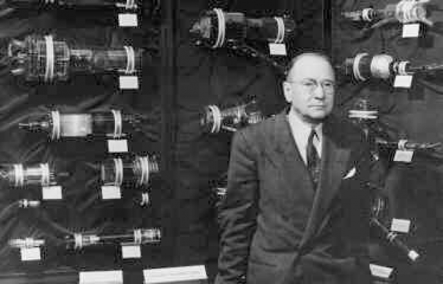В 1923 году он подал патентную заявку на телевидение, осуществляемое полностью на электронном принципе.