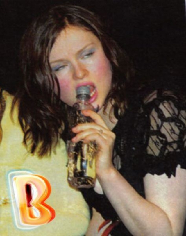 Софи Эллис-Бекстор. Британская певица явно любит бутылочку.