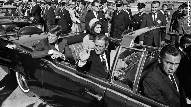 Джон Ф. Кеннеди. 35-ый президент США в 1963 году был застрелен двумя выстрелами в шею и голову. Покушение случилось во время парада в Далласе.