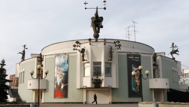 Ему достались: цирк Дуровых, трехкомнатная квартира на Тверской улице, загородный дом, коллекция из более чем 50 дорогих старинных икон...