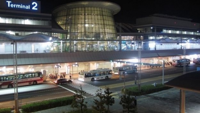 В международном аэропорту Ханэда было большое оживление. Все хотели попасть домой как можно скорее, потому что праздник Обон принято встречать с семьей.