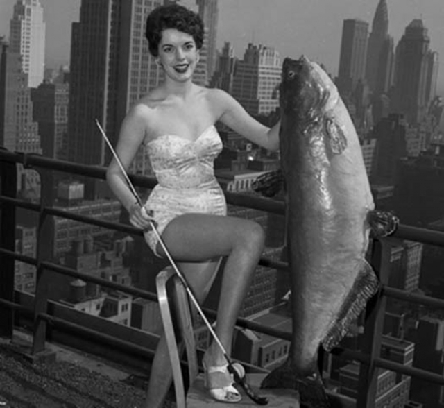 А вот выглядела победительница такого занимательного конкурса, проходившего, конечно же, в США в 1954 году - “Мисс Сом” .