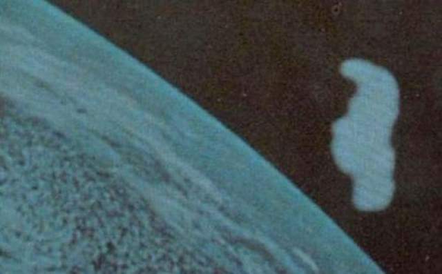 Аполлон- 11, 1969  Фотография, сделанная "Апполоном-11" в 1969 году. Самое интересное, что загадочный объект на этом снимке, авторства Нила Армстронга, так и не был достоверно идентифицирован. 