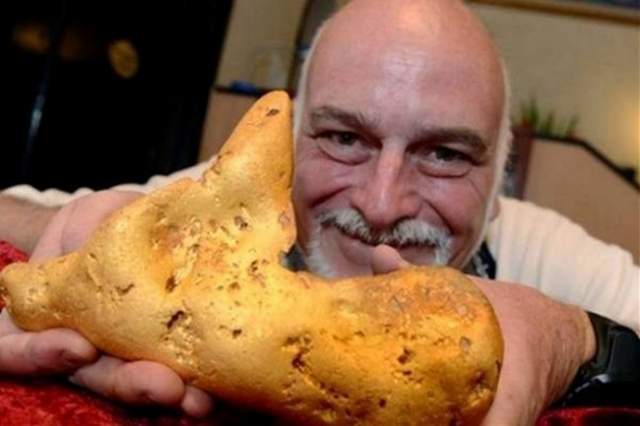 Счастливый кладоискатель. На юге Австралии, в городе Балларат, в 2013 году местный золотоискатель обнаружил самородок золота весом в 5,5 кг. 