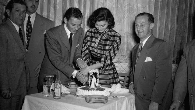 В 1963 году комиссия по азартным играм штата Невада аннулировала лицензию Синатры на управление казино в наказание за то, что в одном из игорных домов он оказывал прием гангстеру Сэму Джанкано.