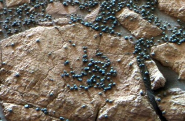 Марсоход Opportunity прислал снимки "черники" в 2004 году. Шарики, оказалось, состоят из гематита.