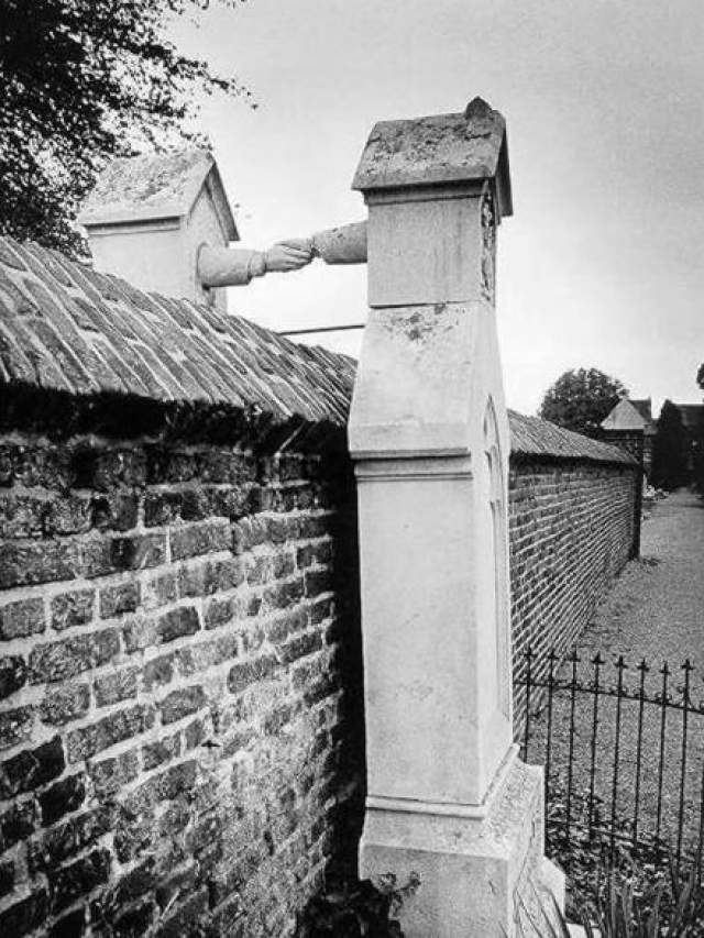Лежащие в этих могилах не были знаменитостями и прославились именно благодаря надгробиям. Католической женщине и ее мужу-протестанту не разрешили быть похороненными вместе.