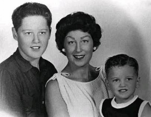 Когда Биллу было 4 года, его мать вторично вышла замуж за торговца автомобилями Роджера Клинтона и воссоединившееся семейство переехало в город Хот Спрингс, расположенный в том же штате Арканзас.