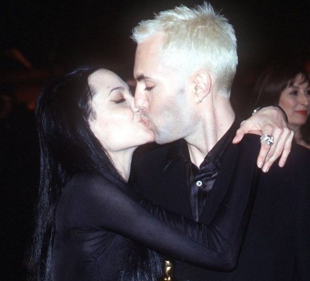 На вручении премии Оскар в 2000 году знаменитая голливудская актриса Анджелина Джоли настолько был переполнена эмоциями по случаю победы своего брата Джеймса Хейвена, что прилюдно поцеловала его взасос.