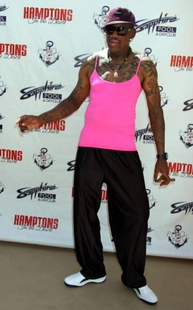 Бывший баскетболист Деннис Родман своим ярко-розовым топиком убил сразу двух зайцев: продемонстрировал часть своей обширной коллекции татуировок и привлек внимание к своей, слегка, подзабытой персоне. 