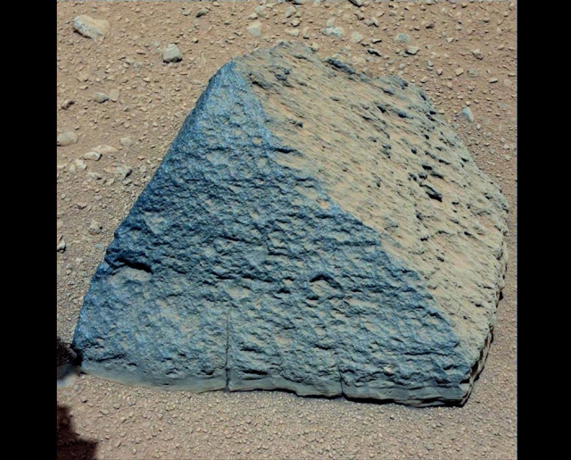 Цветное изображение "пирамиды" на Марсе.